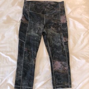 Lululemon Cropped Leggings in Camo Design
